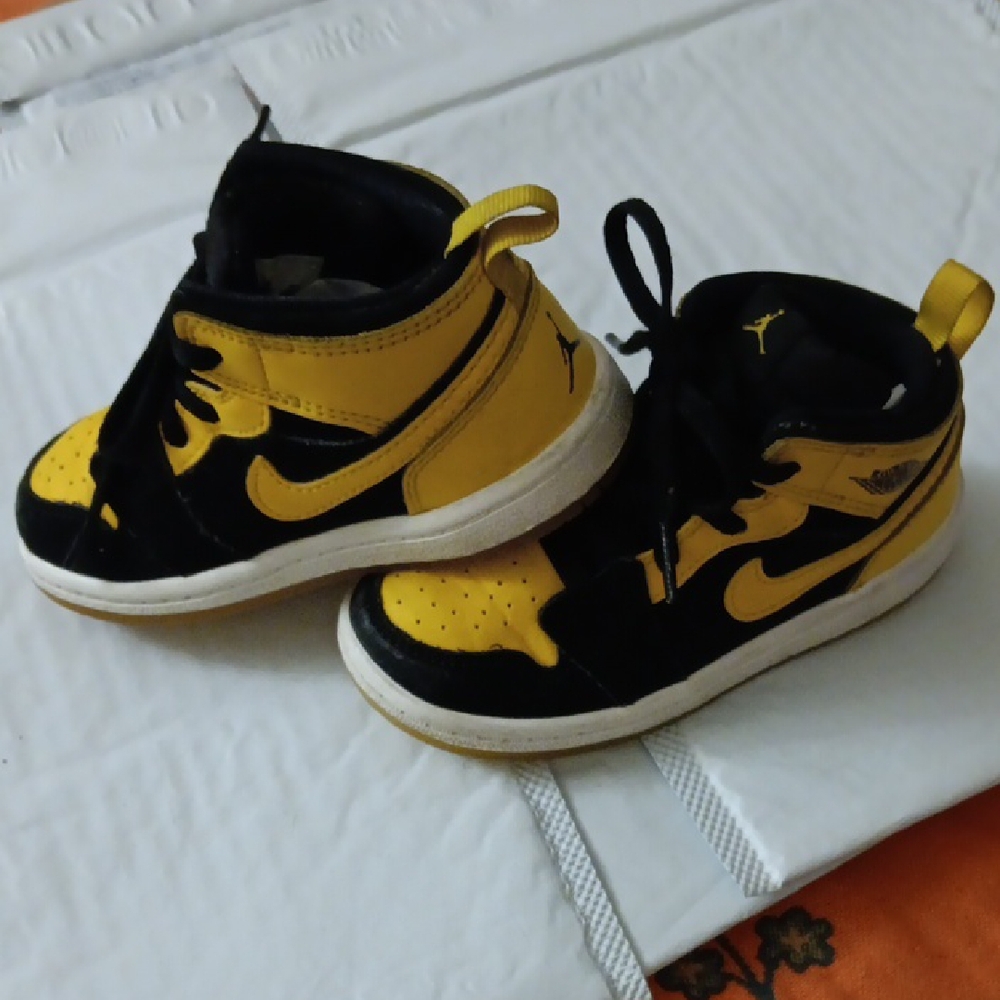 Nike Kids Black and Yellow Sneakers